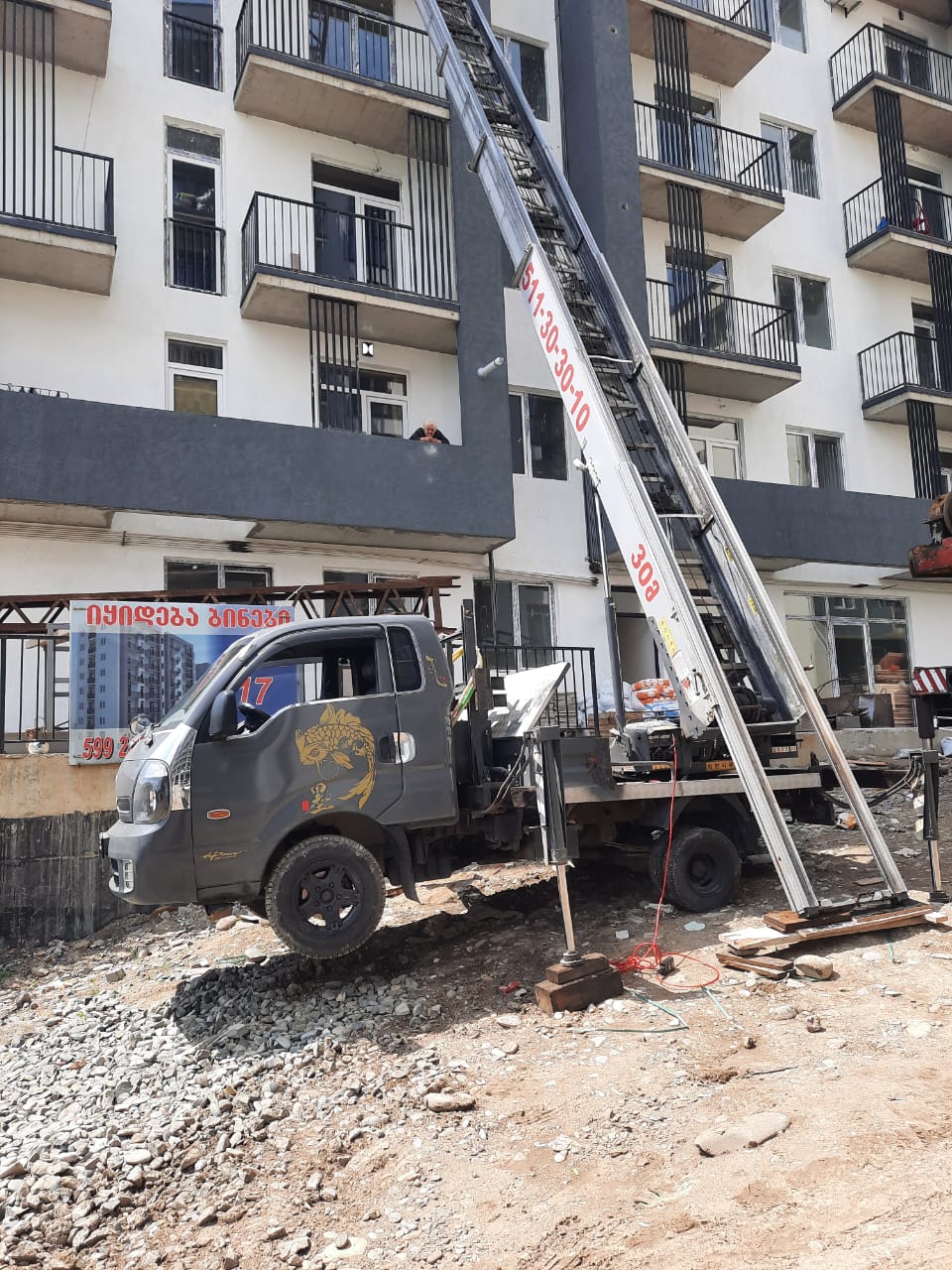 ჟირაფის ამწე სამუშაო რეალურ ობიექტზე