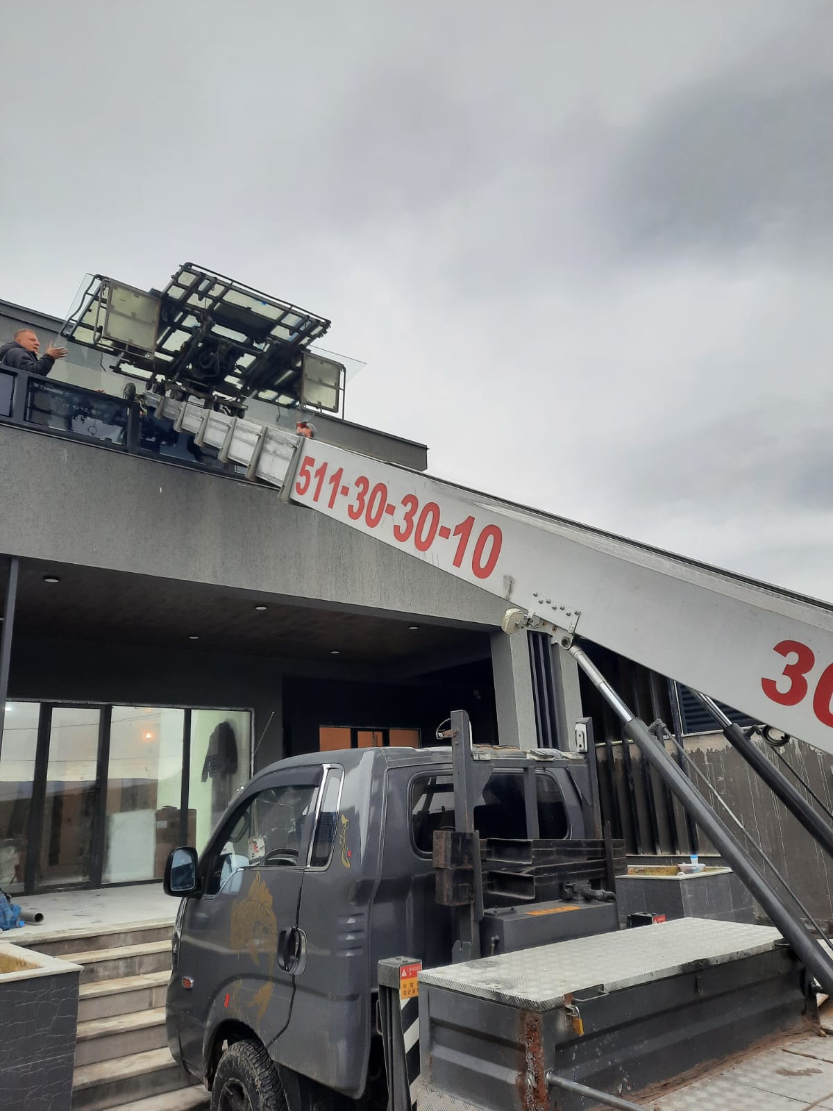 ავეჯის აწევა ჟირაფის ამწით